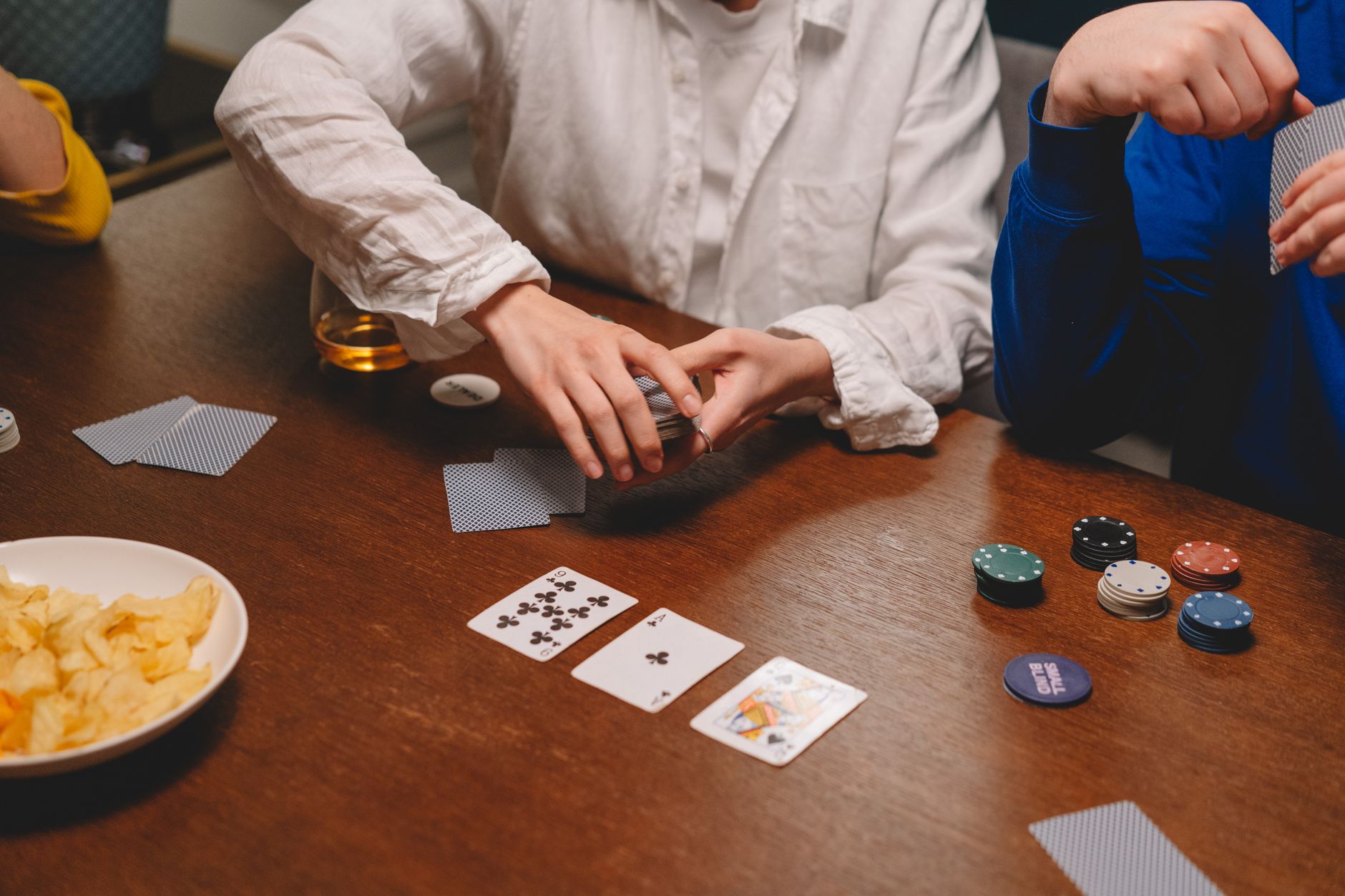 德州牛仔锦标赛盲注结构详解：三个关键阶段与实战调整（实战示例）