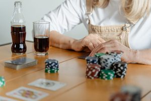 德州牛仔新手心态调整方法：三个关键步骤让打法更稳