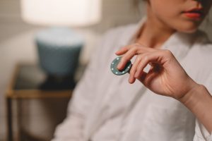 德州牛仔多人底池位置优势怎么用？三个关键打法要点
