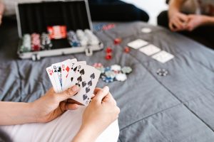 读牌三要素实战拆解：从下注尺度到对手类型的完整思路